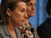 La presidenta del Parlament, Carme Forcadell, de perfil, amb Anna Simó