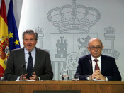 El portaveu del govern espanyol, Íñigo Méndez de Vigo, i el ministre d'Hisenda, Cristóbal Montoro, a la roda de premsa posterior al Consell de Ministres