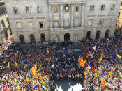 Els 700 alcaldes acompanyen el president de la Generalitat, Carles Puigdemont