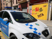 Un vehicle de la Policia Local de Mataró davant d'una altra pintada que ha fet la CUP a favor del referèndum