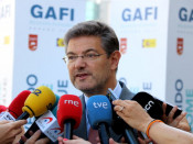 Pla mitjà curt del ministre de Justícia Rafael Catalá en declaracions als mitjans de comunicació