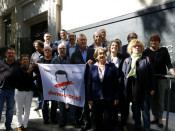 Representants d'editors de premsa, revistes i mitjans digitals a l'entrada del Síndic de Greuges.