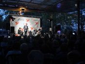 Jaume Asens es dirigeix al públic en l'acte d'aquest dimarts a Nou Barris