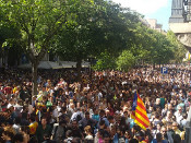 Manifestants a la Rambla de Catalunya aquest migdia