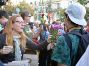 Una manifestant ofereix clavells a la resta de concentrats a Barcelona