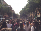 Un grup d'estudiants es dirigeix cap a Arc de Triomf