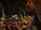 Un manifestant canta 'Els Segadors' en la mobilització davant el TSJC