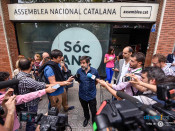El president de l'ANC, Jordi Sànchez, atenent als mitjans davant la seu