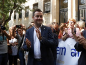 Primer pla de l'alcalde de Deltebre, Lluís Soler, aplaudint a la sortida de fiscalia