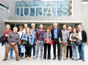L'historiador Joaquim Aloy acompanyat de regidors i càrrecs d'ERC a l'Ajuntament de Manresa i de membres impulsors del banc d'ADN, a les portes dels Jutjats de Manresa
