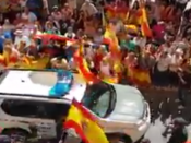 Captura del vídeo on centenars de persones acomiaden la Guàrdia Civil a Huelva