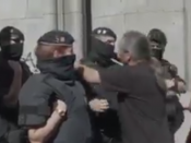 policia espanyola, abraçada, independencia,