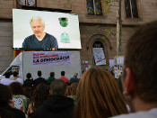 Julian Assange s'ha dirigit a centenars de persones a Barcelona des de l'ambaixada d'Equador a Londres on està reclòs