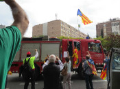 Un camió de bombers davant la Ciutat de la Justícia.
