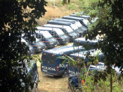 Furgonetes antidisturbis del CNP estacionades en un aparcament de Calella