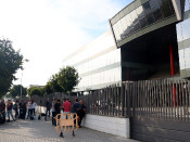 Imatge de l'exterior de la seu del CTTI a l'Hospitalet de Llobregat, amb periodistes a fora