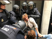 Una imatge de la violència exercida per la policia espanyola durant l'1-O