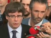 El president Carles Puigdemont atenent els mitjans