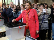 Carme Forcadell, presidenta del Parlament de Catalunya, exercint els eu dret a vot a l'escola Joanot Alisanda de Sabadell