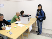 La diputada de la CUP al Parlament Anna Gabriel esperant per votar a l'antiga biblioteca de Sallent