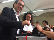 El Conseller de Territori i Sostenibilitat, Josep Rull, posa el seu vot en una urna de l'Escola Lanaspa de Terrassa