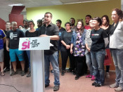 El portaveu del Secretariat Nacional de la CUP, Quim Arrufat rodejat d'atres diputades