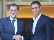 Pla mitjà. El president espanyol, Mariano Rajoy, rep el líder del PSOE, Pedro Sánchez, a La Moncloa