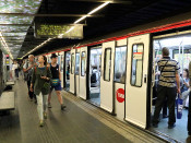 Passatgers pugen al metro al Liceu, amb el cartell informatiu al fons de l'afectació del servei el 3 d'octubre amb motiu de la vaga general