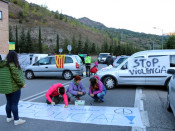 Manifestants pintant pancartes en un dels talls de la carretera N-260 a la seva entrada a Sort