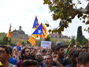 Ciutadans concentrats davant del Parlament aquest 3 d'octubre