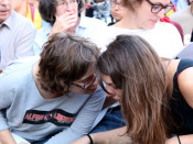 La diputada dels cupaires Eulàlia Reguant parla a cau d'orella amb l'alcaldessa de Berga, Montse Venturós, a l'acte de la CUP al Poblenou el 28 de setembre