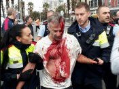 Els Mossos d'Esquadra ajuden un votant agredit per la policia espanyola