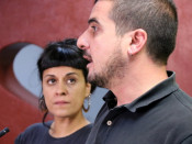 La portaveu parlamentària de la CUP, Anna Gabriel, es mira Quim Arrufat, portaveu del secretariat