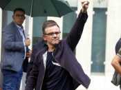 Imatge de Josep Maria Jové, secretari general, aixecant el puny un cop fora de la Ciutat de la Justícia, el 22 de setembre