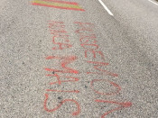 La pintada feta per la Guardia Civil a una carretera d'Alcarràs, Lleida
