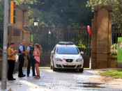 Imatge d'una patrulla de Mossos davant d'una porta tancada del parc de la Ciutadella, al passeig Pujades
