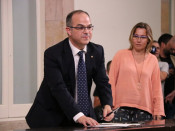 El conseller de Presidència i portaveu del Govern, Jordi Turull, en el moment que signa la declaració de República Catalana, el 10 d'Octubre