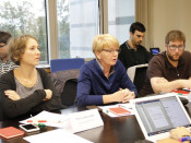 Els eurodiputats Marina Albiol, Gabriele Zimmer i Miguel Urbán, durant un esmorzar amb periodistes aquest dimecres a Brussel·les