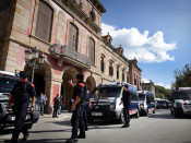 Diverses furgonetes dels Mossos d'Esquadra custodien l'entrada del Parlament hores abans de la compareixença del president de la Generalitat