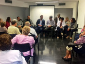 El conseller de Salut, Antoni Comín, assegut en una sala amb pacients i treballadors del CAP Guinardó