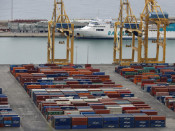 Contenidors emmagatzemats al Port de Barcelona la primera jornada de vaga dels estibadors