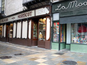 Dos dels comerços més emblemàtics de la plaça del Vi, a Girona