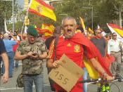 Un home subjecta un cartell amb el 155 dibuixar a la marxa unionista del 12-O a Barcelona
