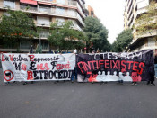 Imatge de la capçalera de la manifestació de col·lectius antifeixistes en una marxa organitzada el 12 d'Octubre