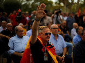 Un manifestant d'ultradreta fa la salutació nazi a Barcelona el dia de la Hispanitat