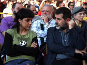 El president de l'ANC, Jordi Sánchez, conversa amb la portaveu parlamentària de la CUP, Anna Gabriel, durant l'acte d'homenatge a Arnaldo Otegi a l'espai Fabra i Coats