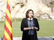 Pla mig de l'alcaldessa de Barcelona, Ada Colau, en el moment de la declaració institucional que ha fet després de l'ofrena a la tomba de Companys