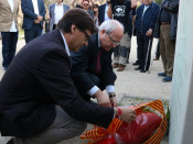 Imatge general del secretari d'Organització del PSC, Salvador Illa, i l'expresident José Montilla en l'ofrena al Monument als Immolats