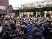 Diversos votants amb les mans alçades davant la policia aquest diumenge 1 d'octubre de 2017