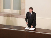El president de la Generalitat, Carles Puigdemont, signa la declaració d'independència